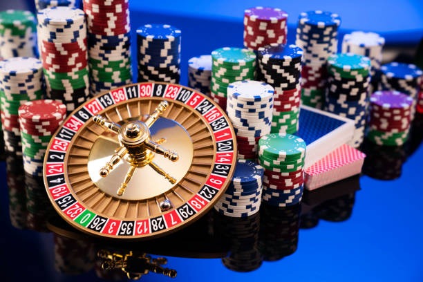 Live blackjack table with professional croupier on okebray